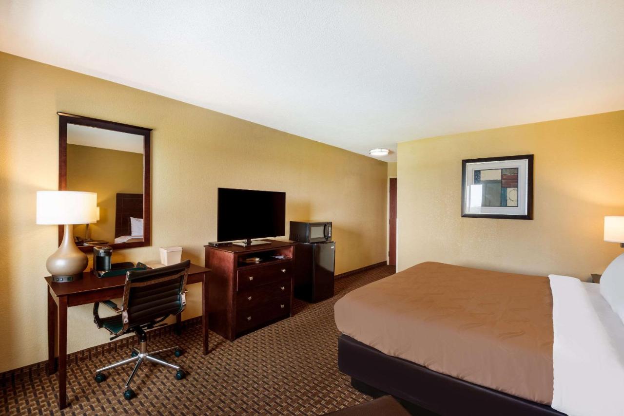 King Room - Non-Smoking at Quality Inn Des Moines North