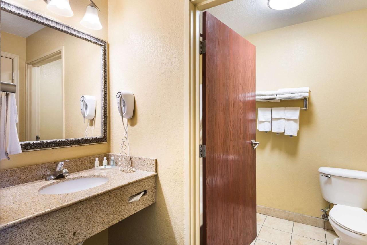King Room - Non-Smoking at Quality Inn Des Moines North