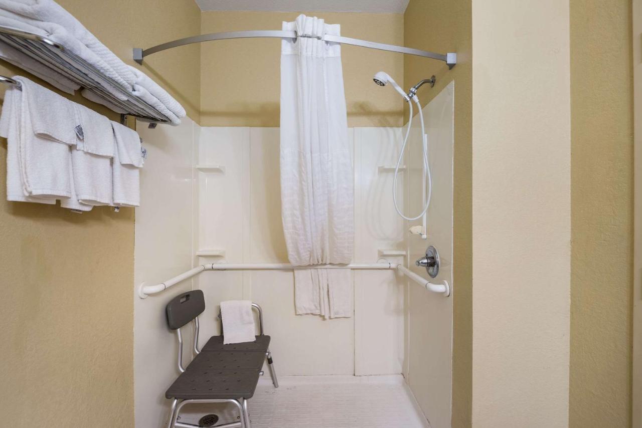 King Room - Accessible/Non-Smoking at Quality Inn Des Moines North