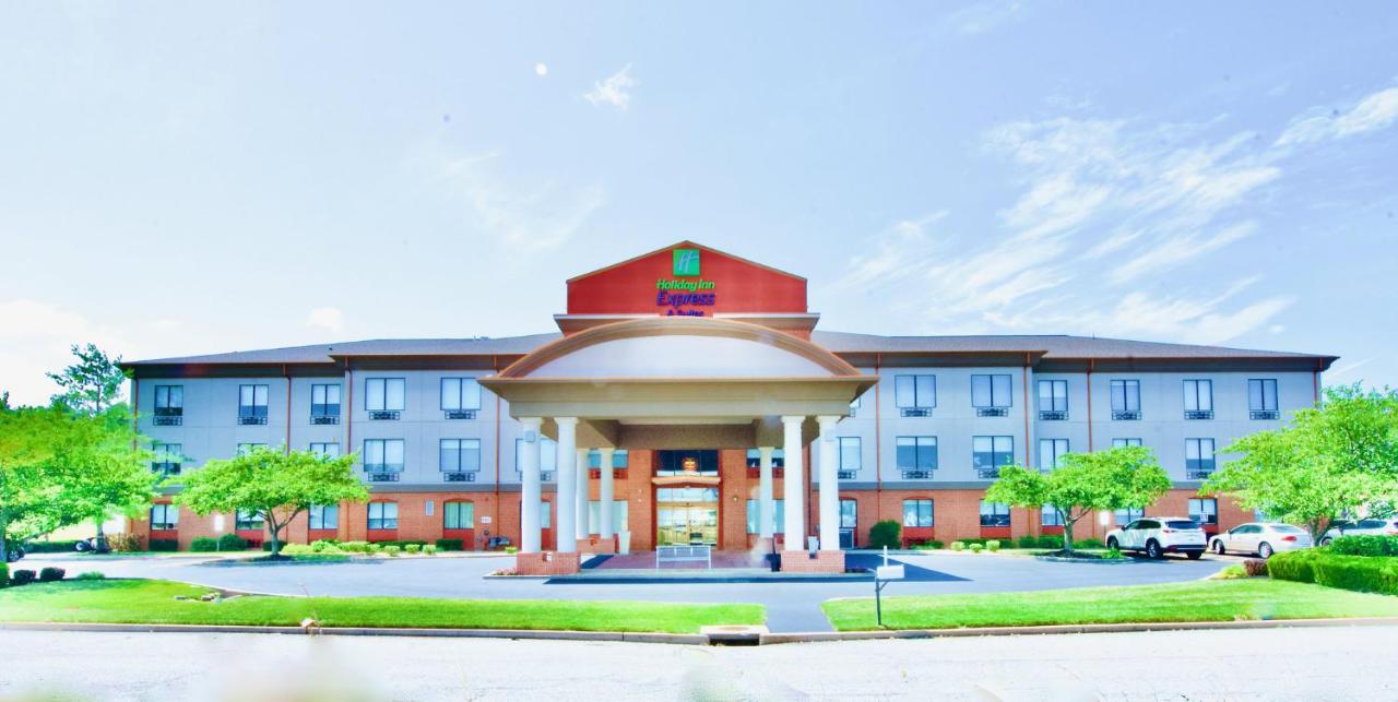  | Holiday Inn Express Hotel and Suites St. Charles, an IHG Hotel