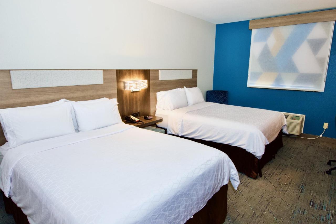  | Holiday Inn Express Hotel and Suites St. Charles, an IHG Hotel