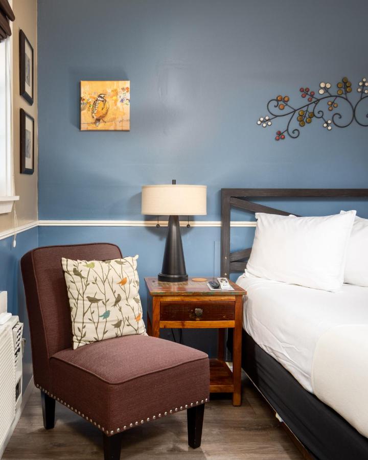 Deluxe Queen Room at Prescott Pines Inn