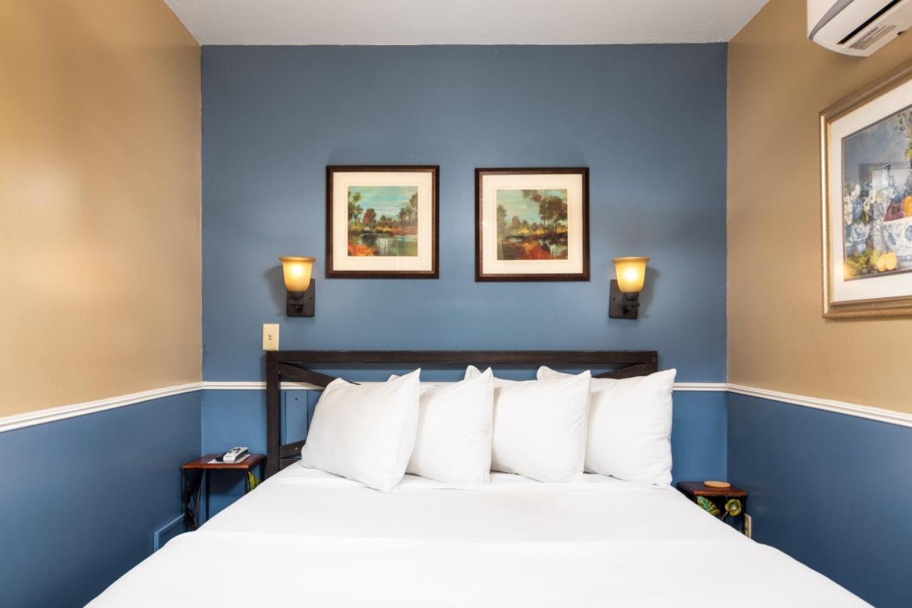 Deluxe Queen Room at Prescott Pines Inn