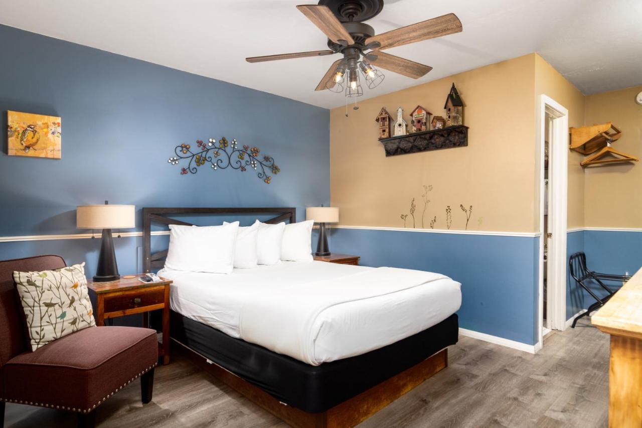 Deluxe Queen Room at Prescott Pines Inn