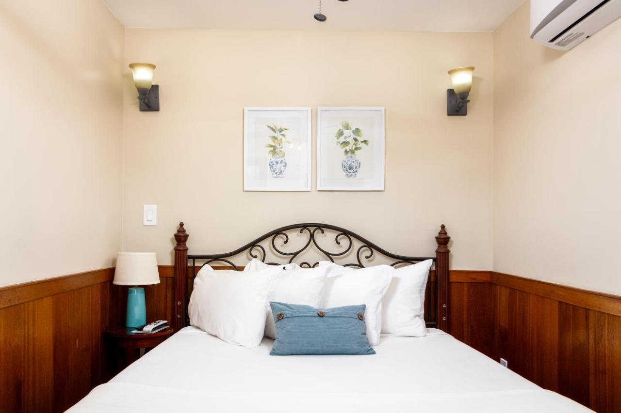 Deluxe Queen Room at Prescott Pines Inn