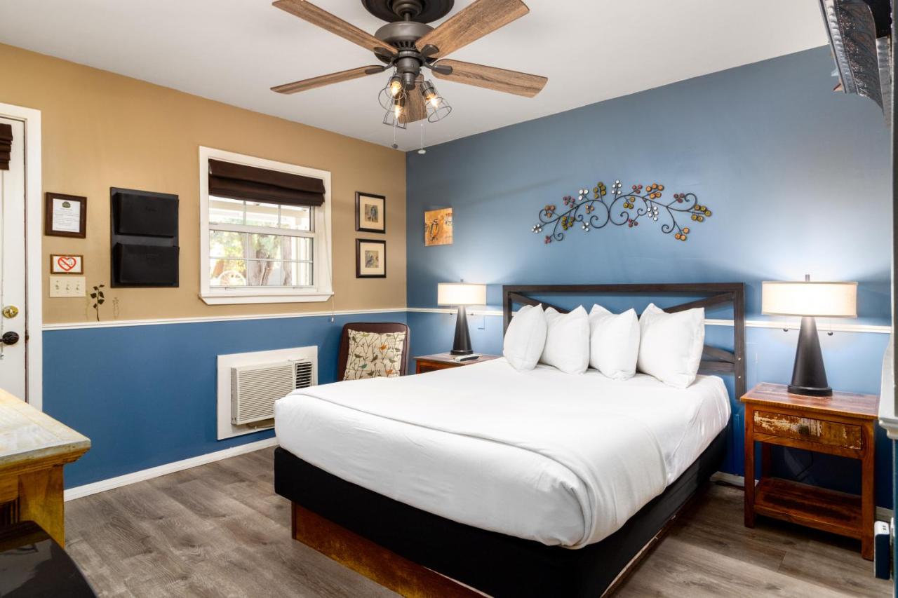 Deluxe Queen Room at Prescott Pines Inn