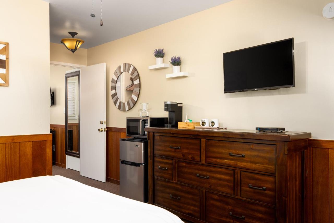 Deluxe Queen Room at Prescott Pines Inn