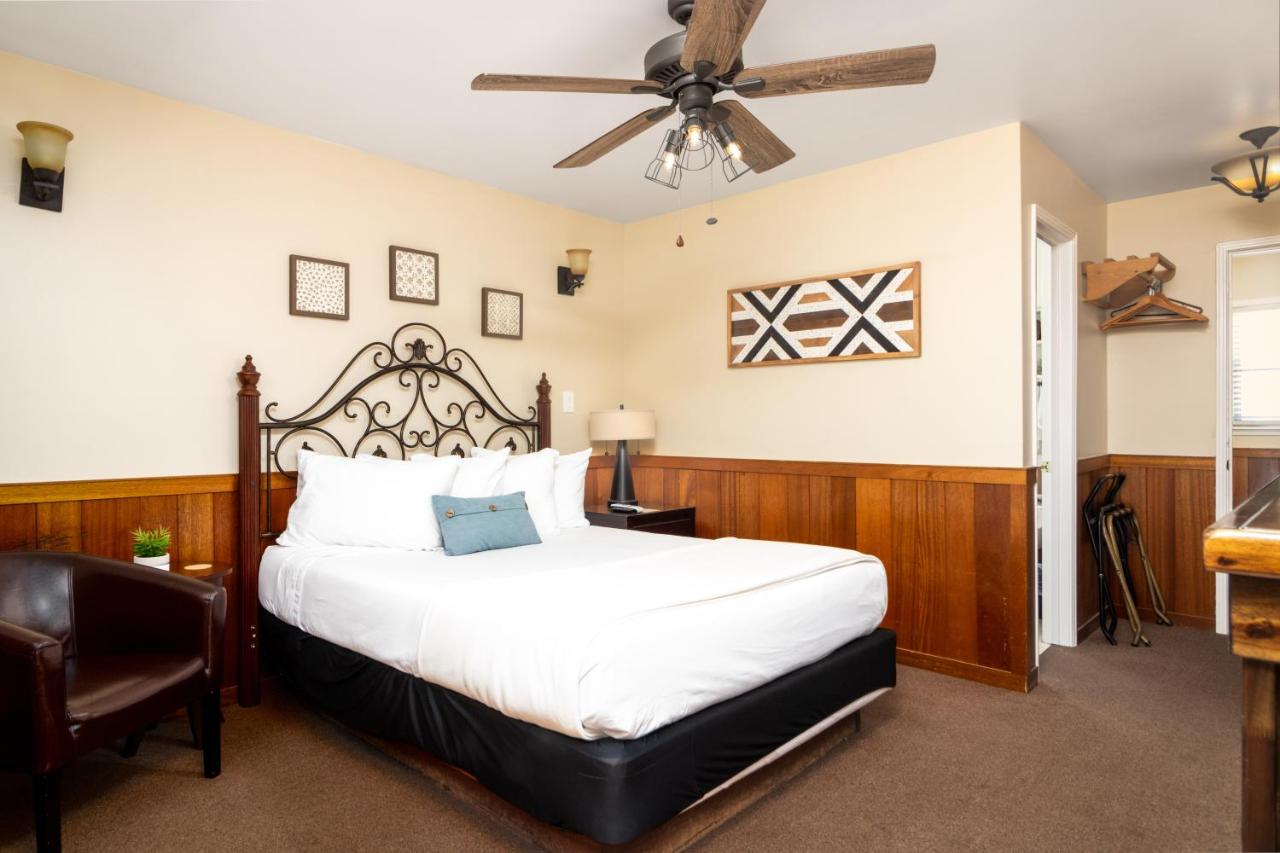 Deluxe Queen Room at Prescott Pines Inn