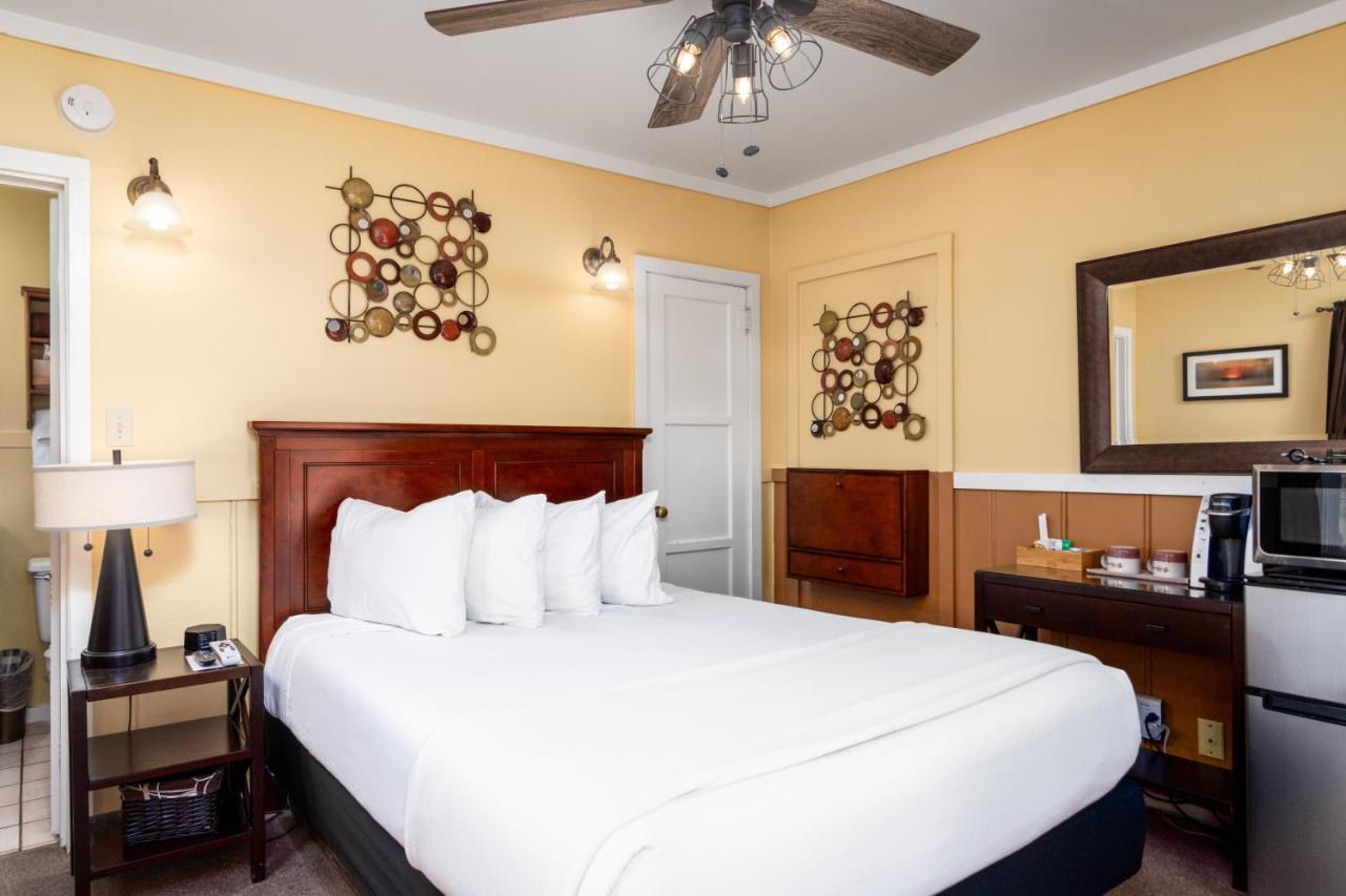 Queen Room at Prescott Pines Inn