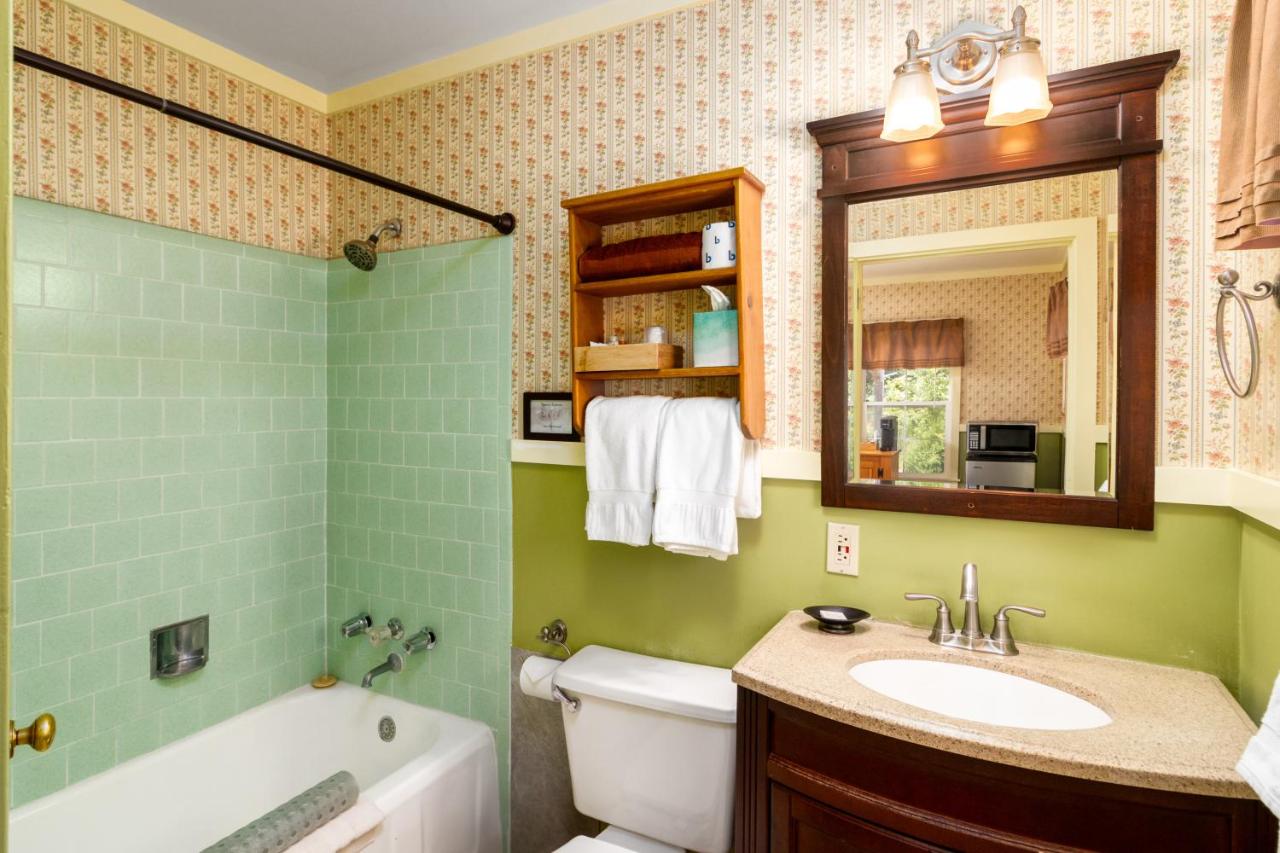 Queen Room at Prescott Pines Inn