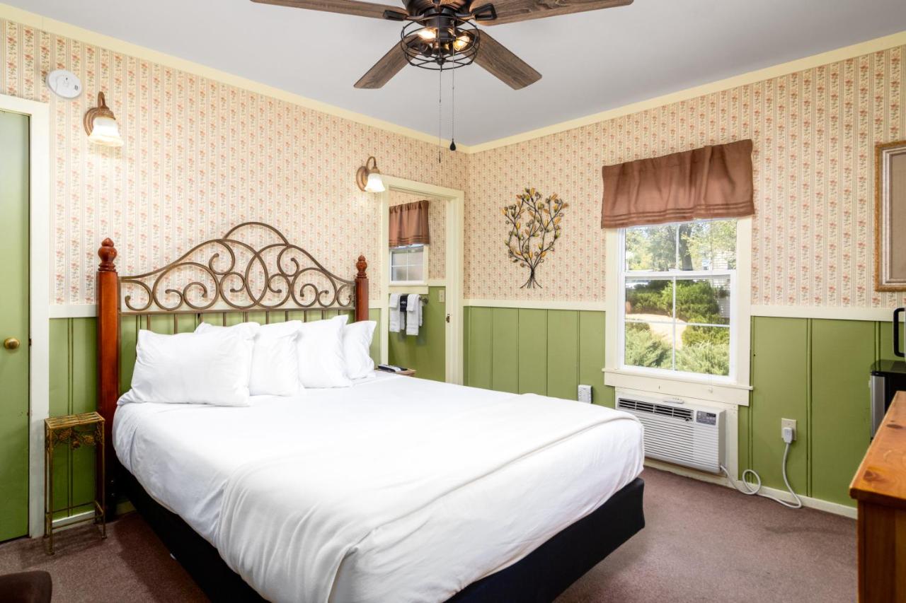 Queen Room at Prescott Pines Inn