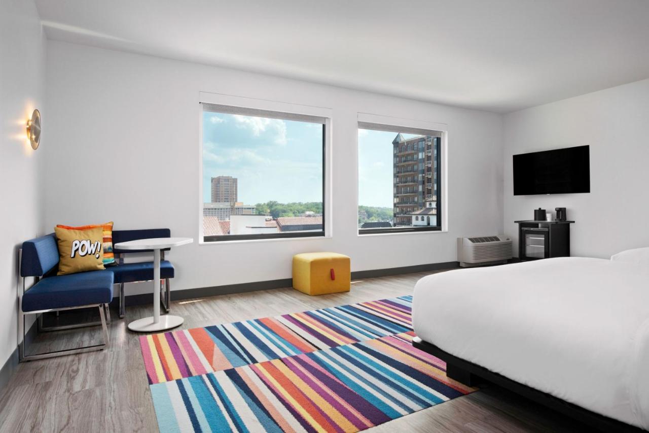 Queen Room with Two Queen Beds at Aloft by Marriott Kansas City Country Club Plaza