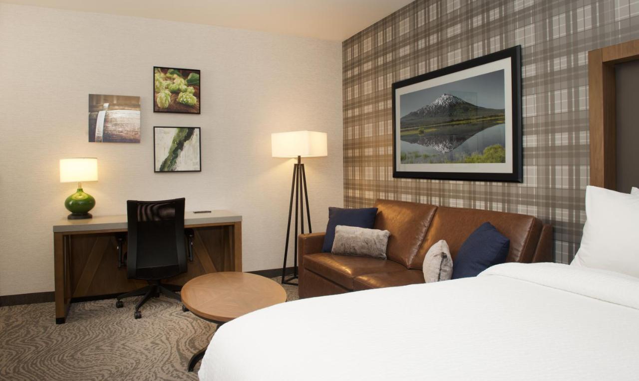Deluxe Queen Suite at SpringHill Suites by Marriott Bend