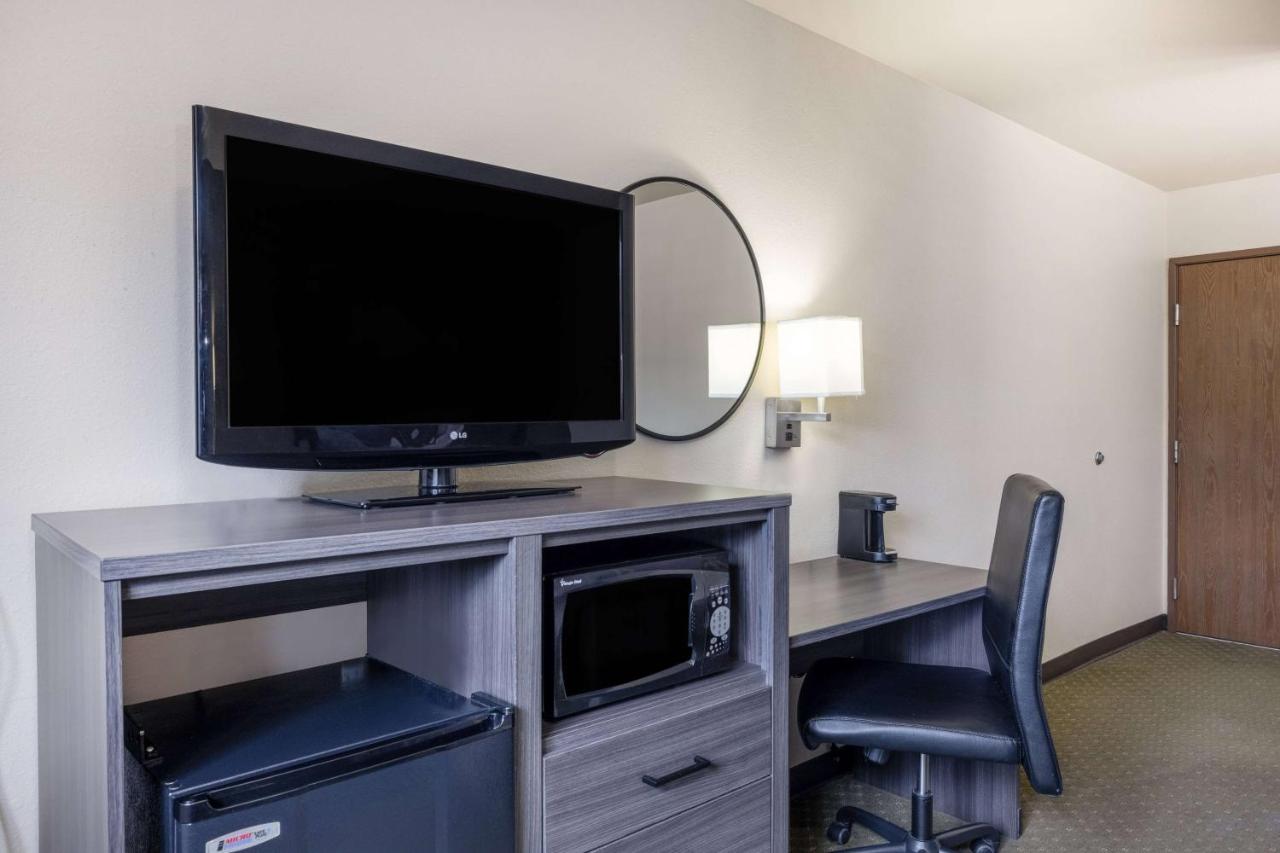 Studio Suite with Three Queen Beds - Non-Smoking at Super 8 by Wyndham Butte MT