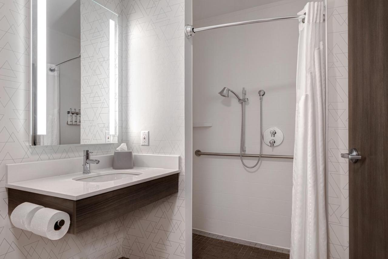 King Suite with Mobility Accessible Tub - Non-Smoking at Holiday Inn Express & Suites Moab by IHG