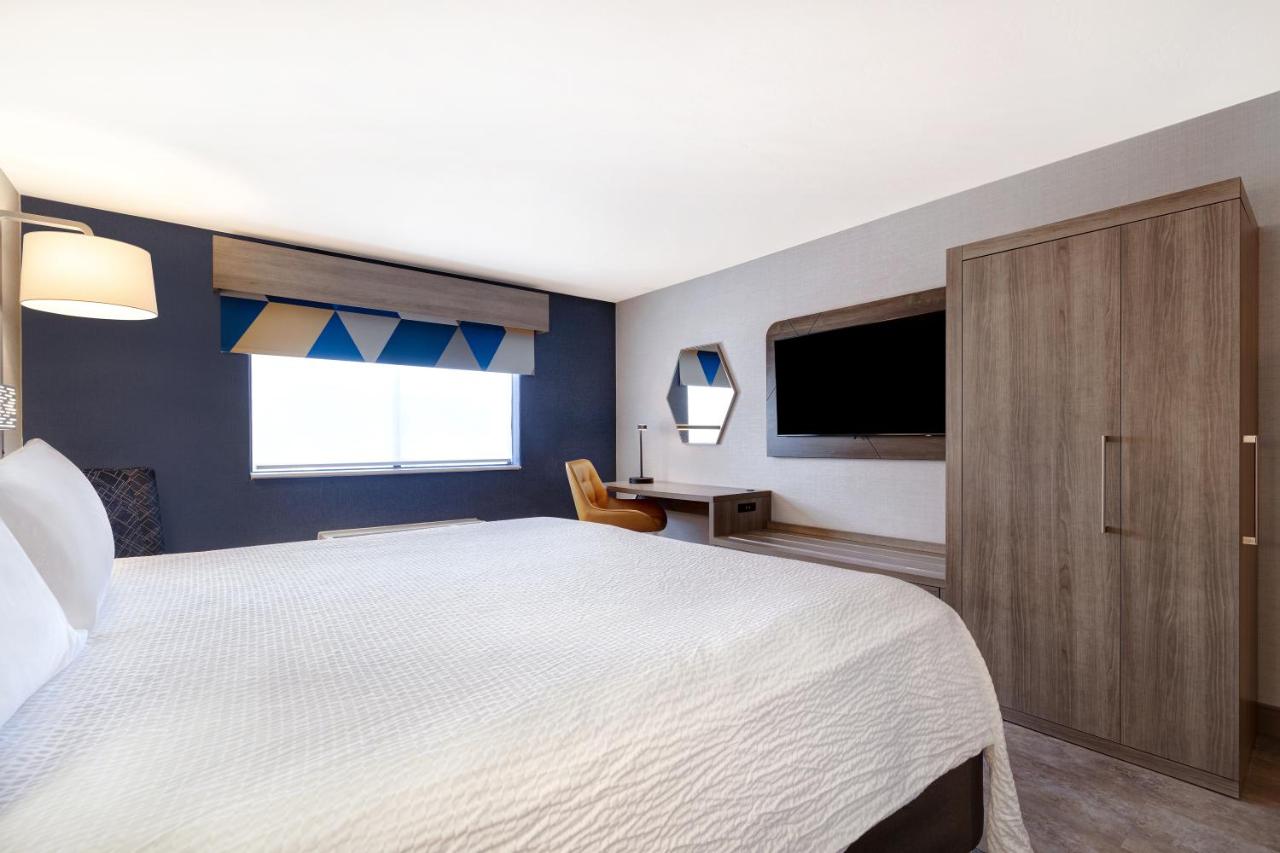 King Suite with Mobility Accessible Tub - Non-Smoking at Holiday Inn Express & Suites Moab by IHG