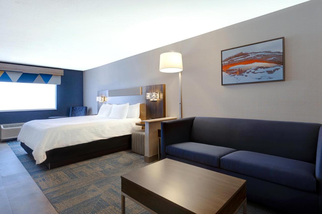 King Suite with Mobility Accessible Tub - Non-Smoking at Holiday Inn Express & Suites Moab by IHG