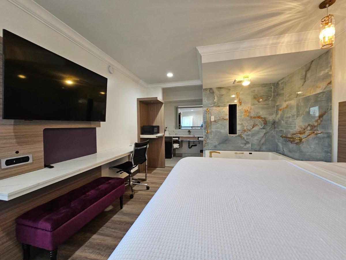 King Suite - Non-Smoking at Travelodge by Wyndham Fullerton Near Anaheim