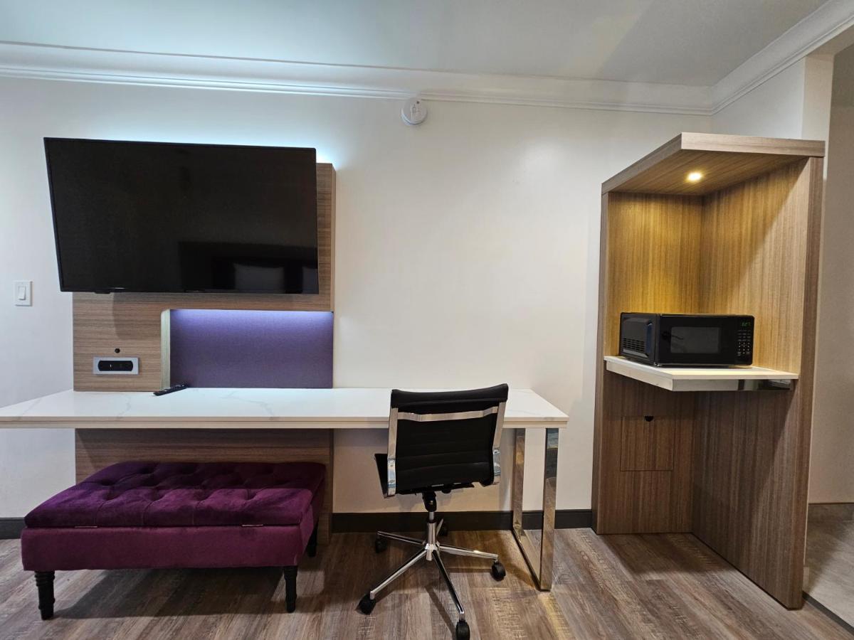 King Suite - Non-Smoking at Travelodge by Wyndham Fullerton Near Anaheim