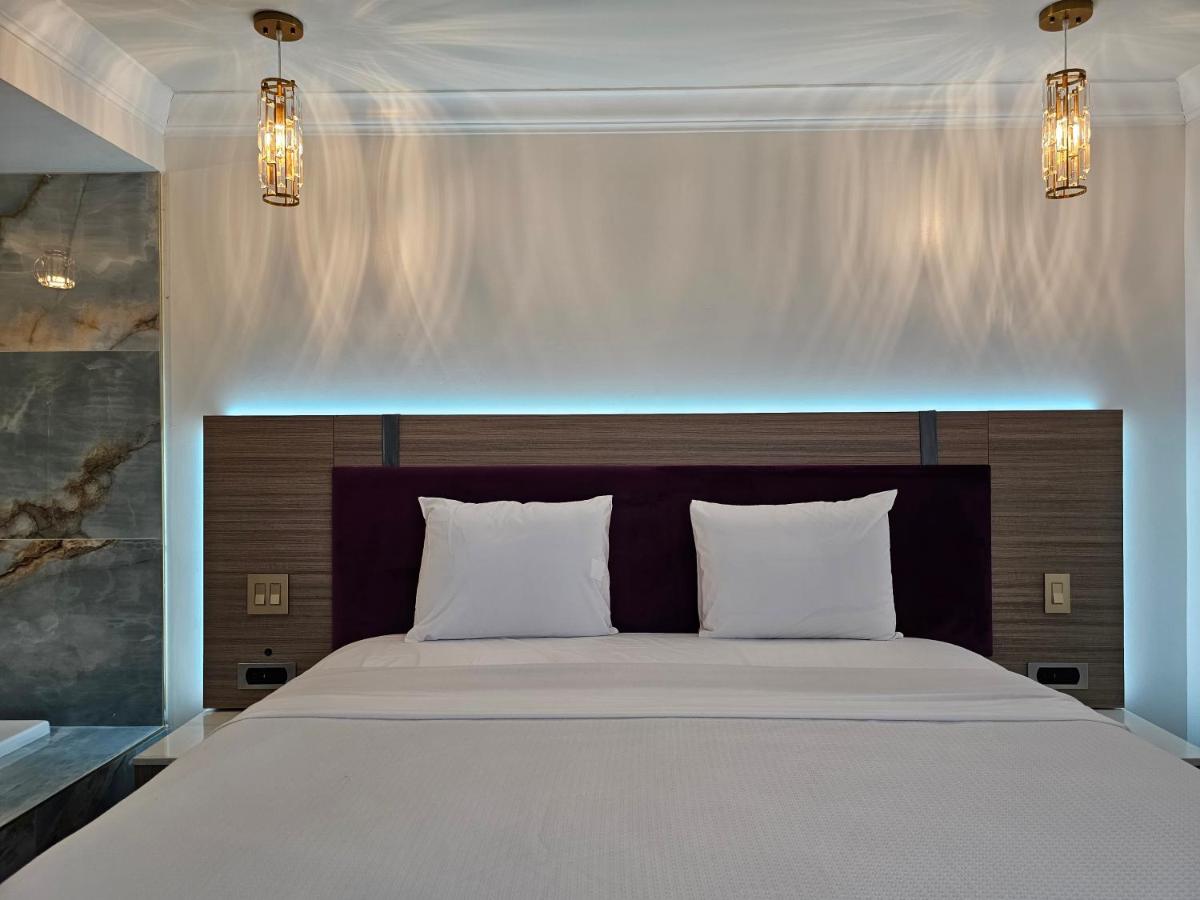 King Suite - Non-Smoking at Travelodge by Wyndham Fullerton Near Anaheim