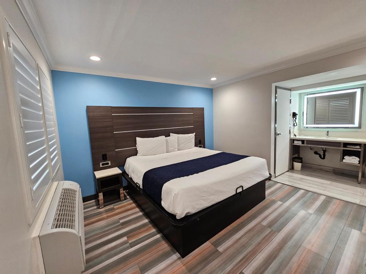 King Room- Non-Smoking at Travelodge by Wyndham Fullerton Near Anaheim