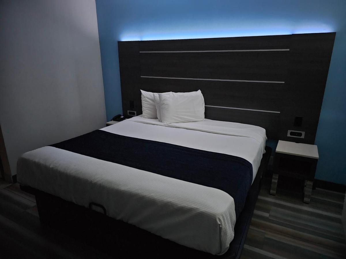 King Room- Non-Smoking at Travelodge by Wyndham Fullerton Near Anaheim