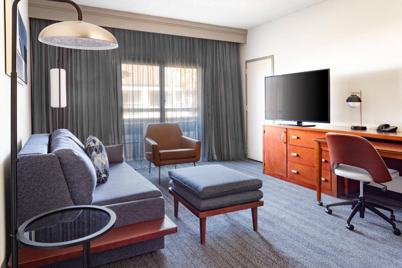 Suite, 2 Double, Sofa bed, Courtyard view at Courtyard St. Petersburg Clearwater