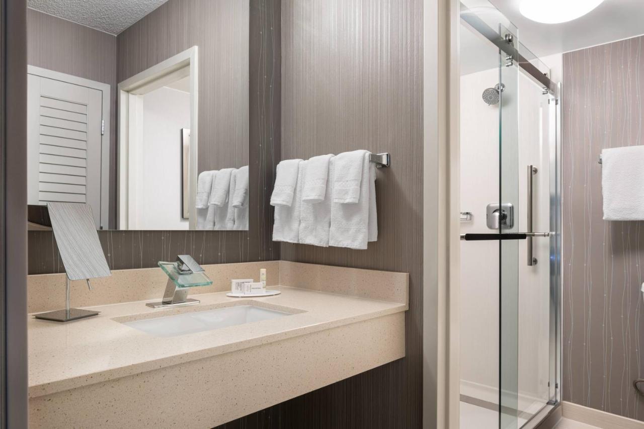 King Room with Sofa Bed at Courtyard by Marriott Las Vegas Convention Center