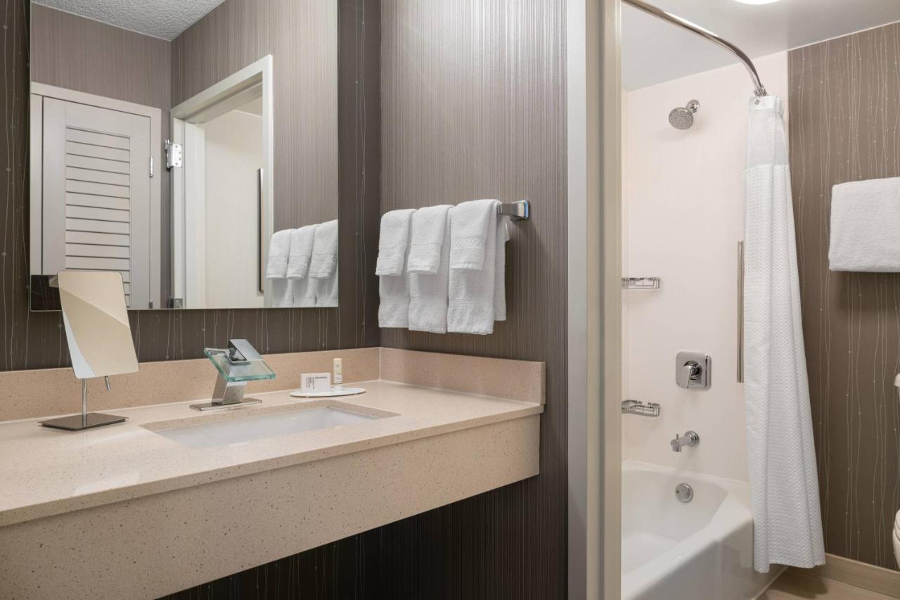 King Room with Sofa Bed at Courtyard by Marriott Las Vegas Convention Center