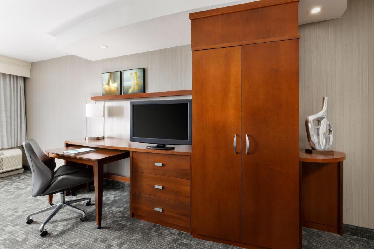 King Room with Sofa Bed at Courtyard by Marriott Potomac Mills Woodbridge