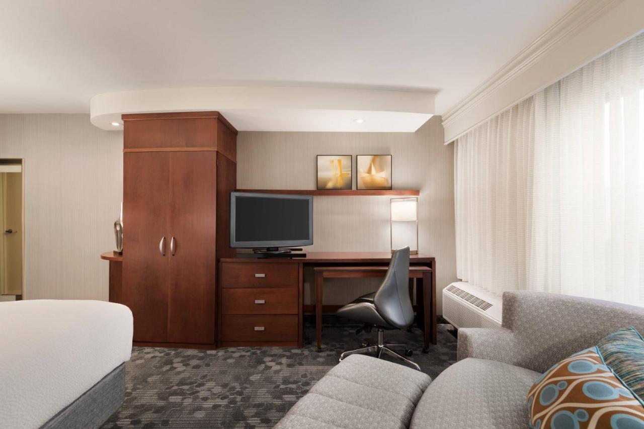 King Room with Sofa Bed at Courtyard by Marriott Potomac Mills Woodbridge