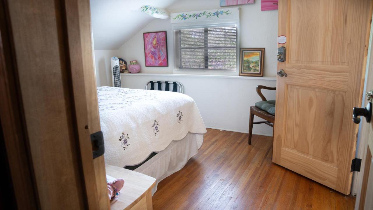 | Red Horse Bed and Breakfast