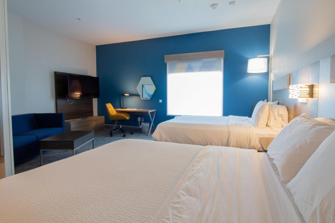 Queen Room with Roll in Shower - Hearing Accessible/Non-Smoking at Holiday Inn Express Leland - Wilmington Area, an IHG Hotel