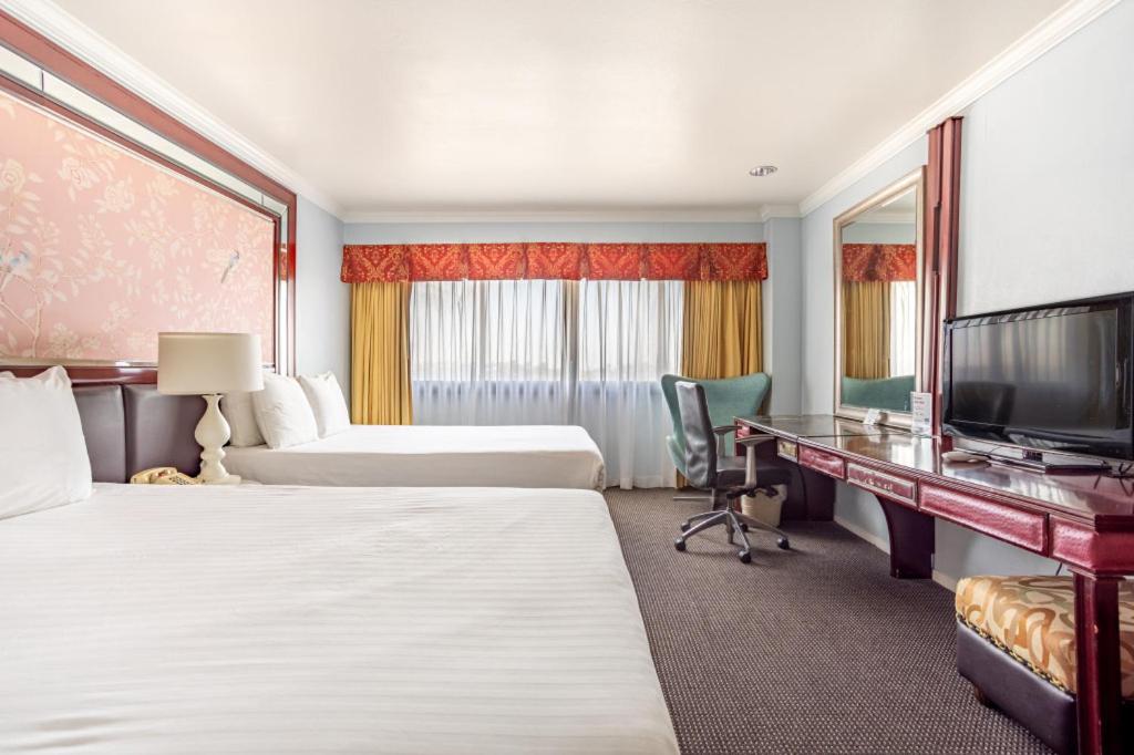 Queen Room with Two Queen Beds at Hotel Koxie