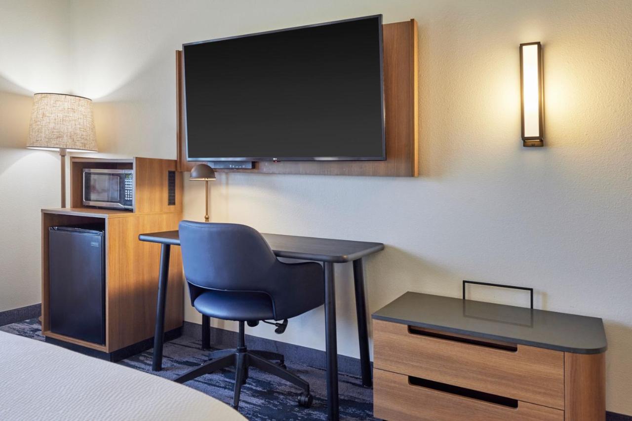| Fairfield Inn & Suites by Marriott Burlington