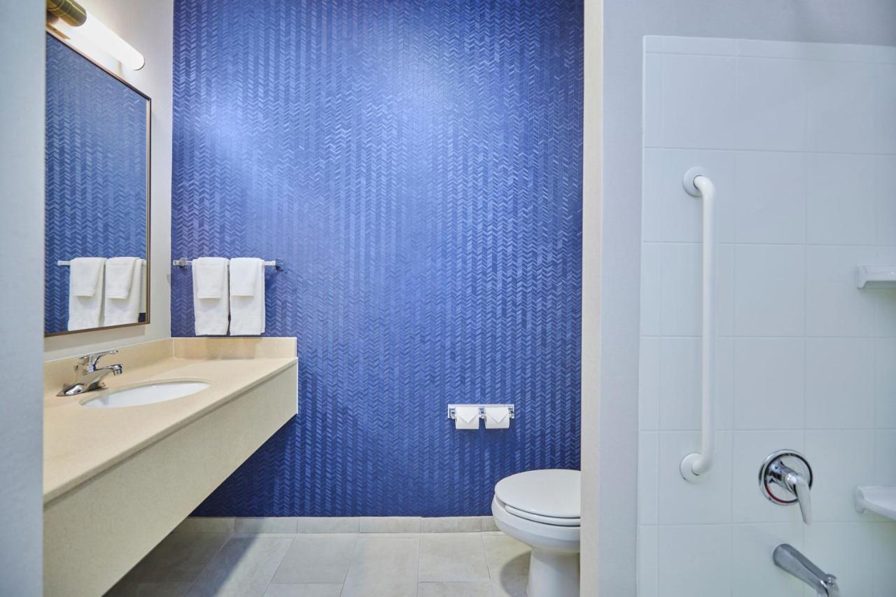 | Fairfield Inn & Suites by Marriott Burlington