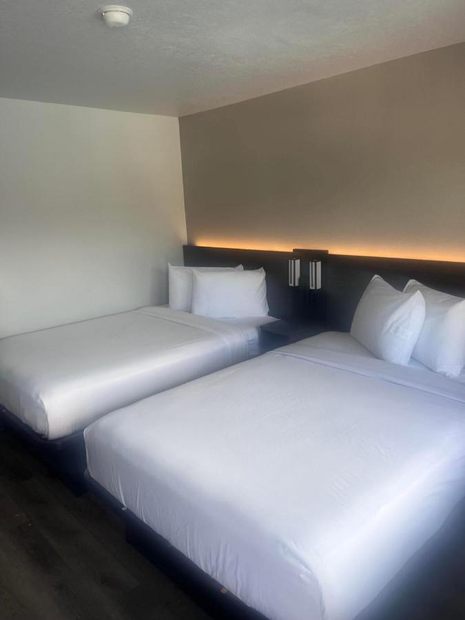 Deluxe Quadruple Room at Motel 6-Orlando, FL - Winter Park