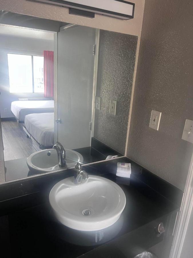 Deluxe Quadruple Room at Motel 6-Orlando, FL - Winter Park