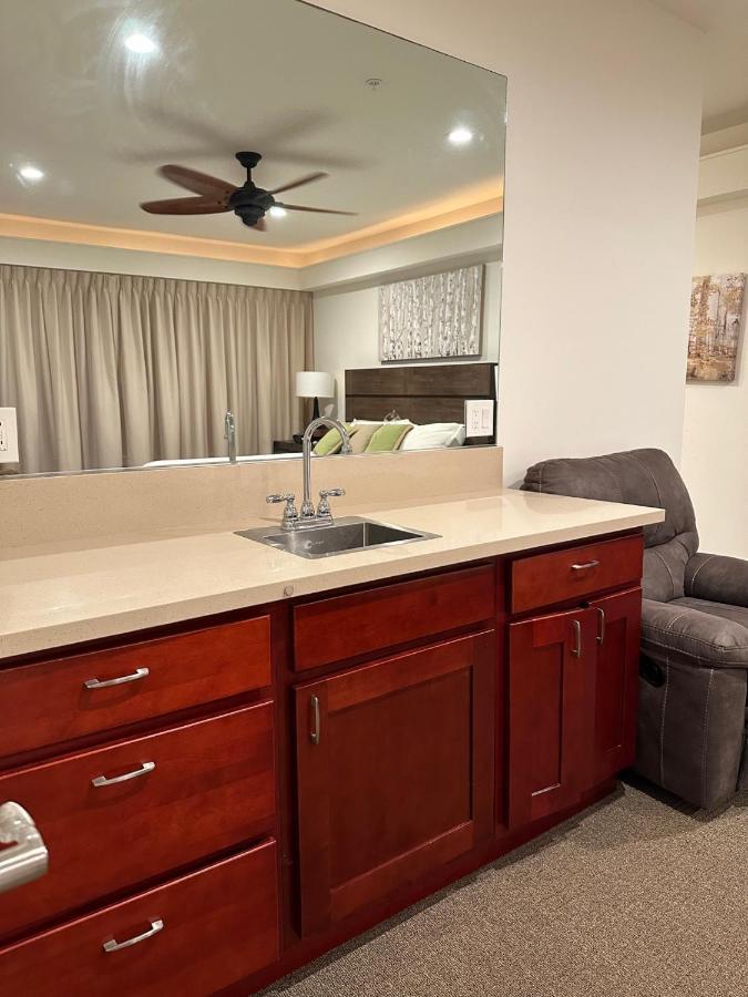 King Suite with Sea View at Hotel Coral Reef