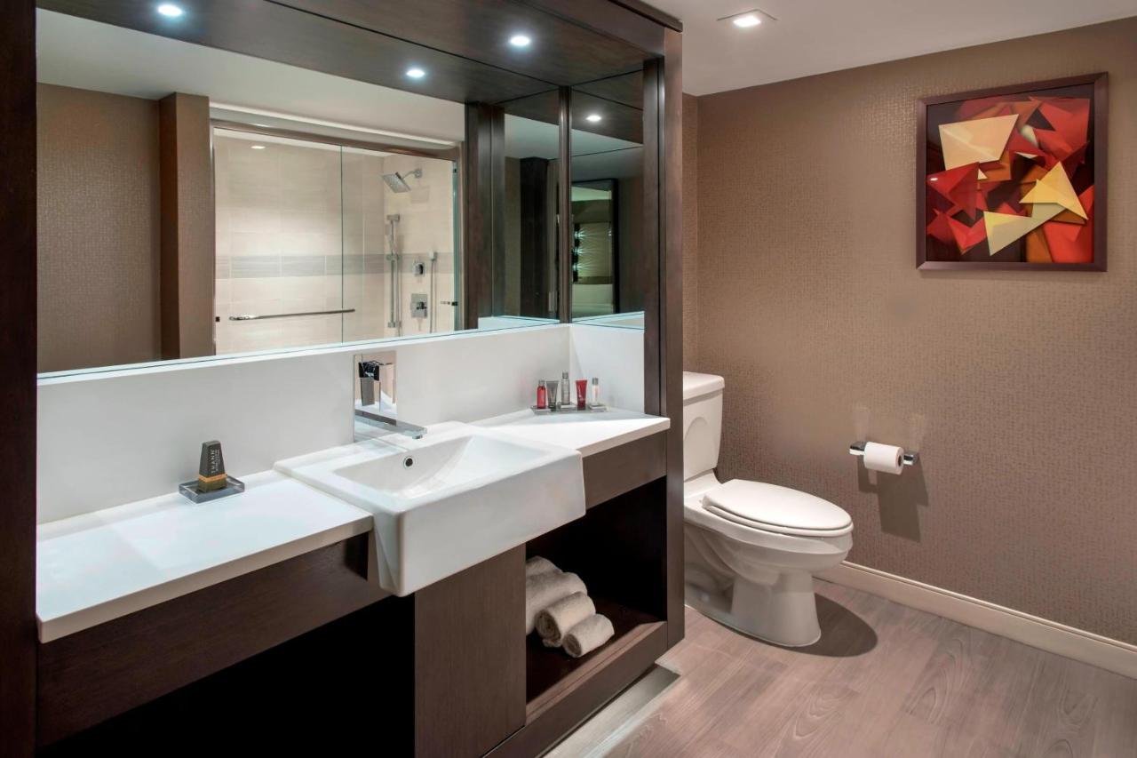 King Room with Adapted Tub - Mobility Accessible/Club Lounge Access at Boston Marriott Cambridge