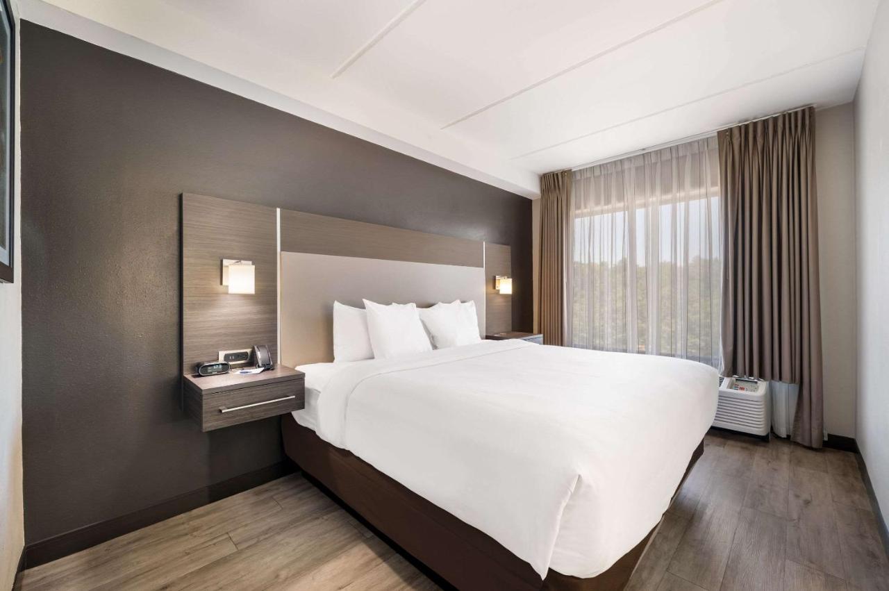 King Suite with Accessible Tub - Accessible/Non-Smoking at Comfort Suites Northlake