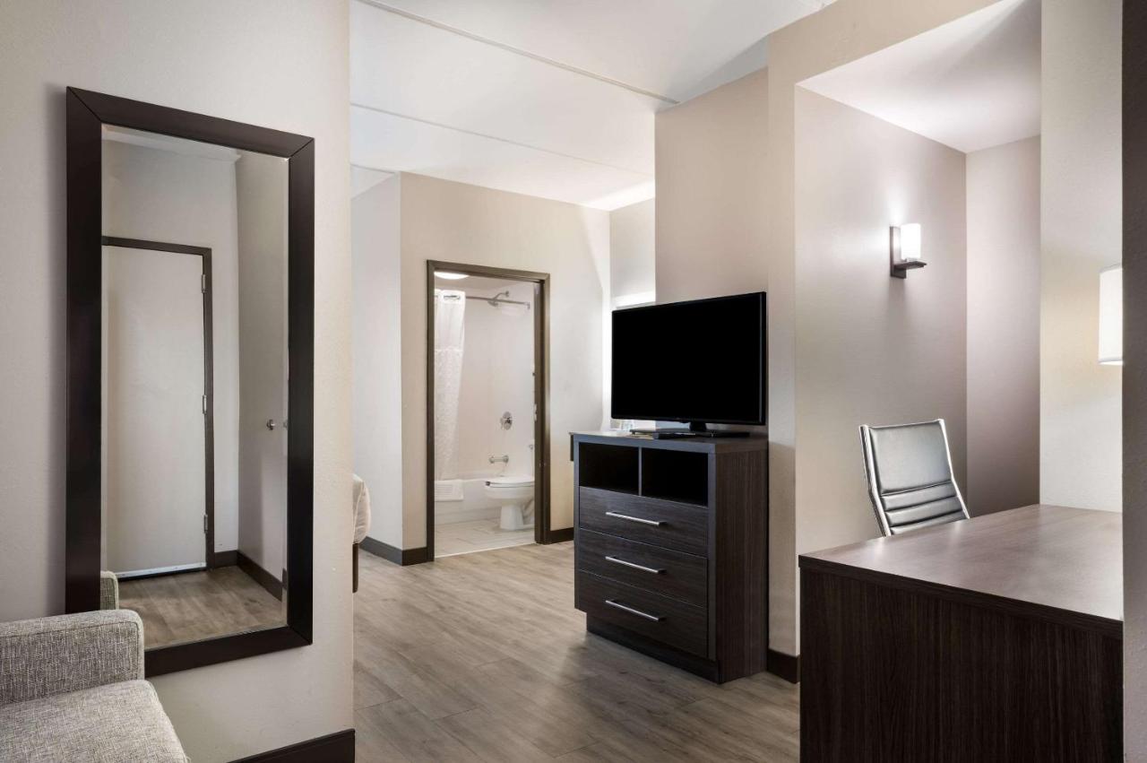 King Suite with Accessible Tub - Accessible/Non-Smoking at Comfort Suites Northlake