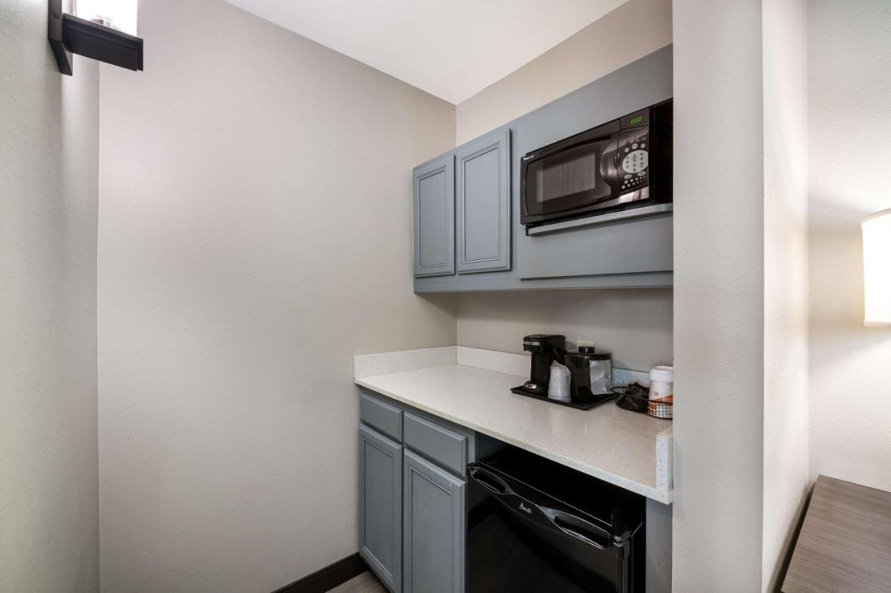 King Suite with Accessible Tub - Accessible/Non-Smoking at Comfort Suites Northlake