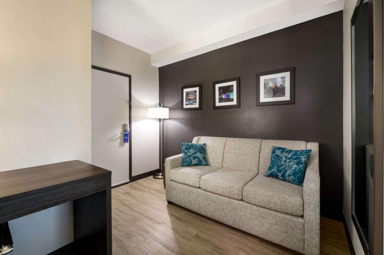 King Suite with Accessible Tub - Accessible/Non-Smoking at Comfort Suites Northlake