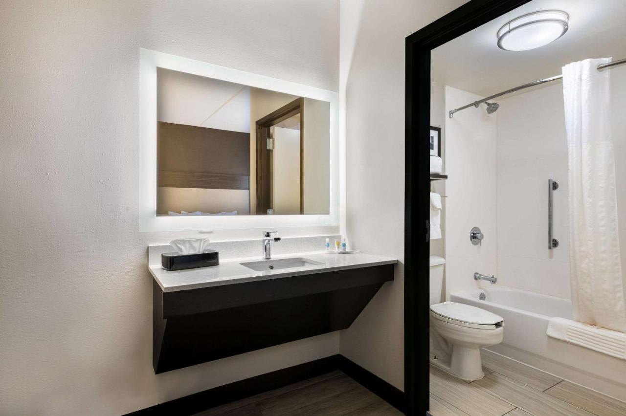 King Suite - Non-Smoking at Comfort Suites Northlake