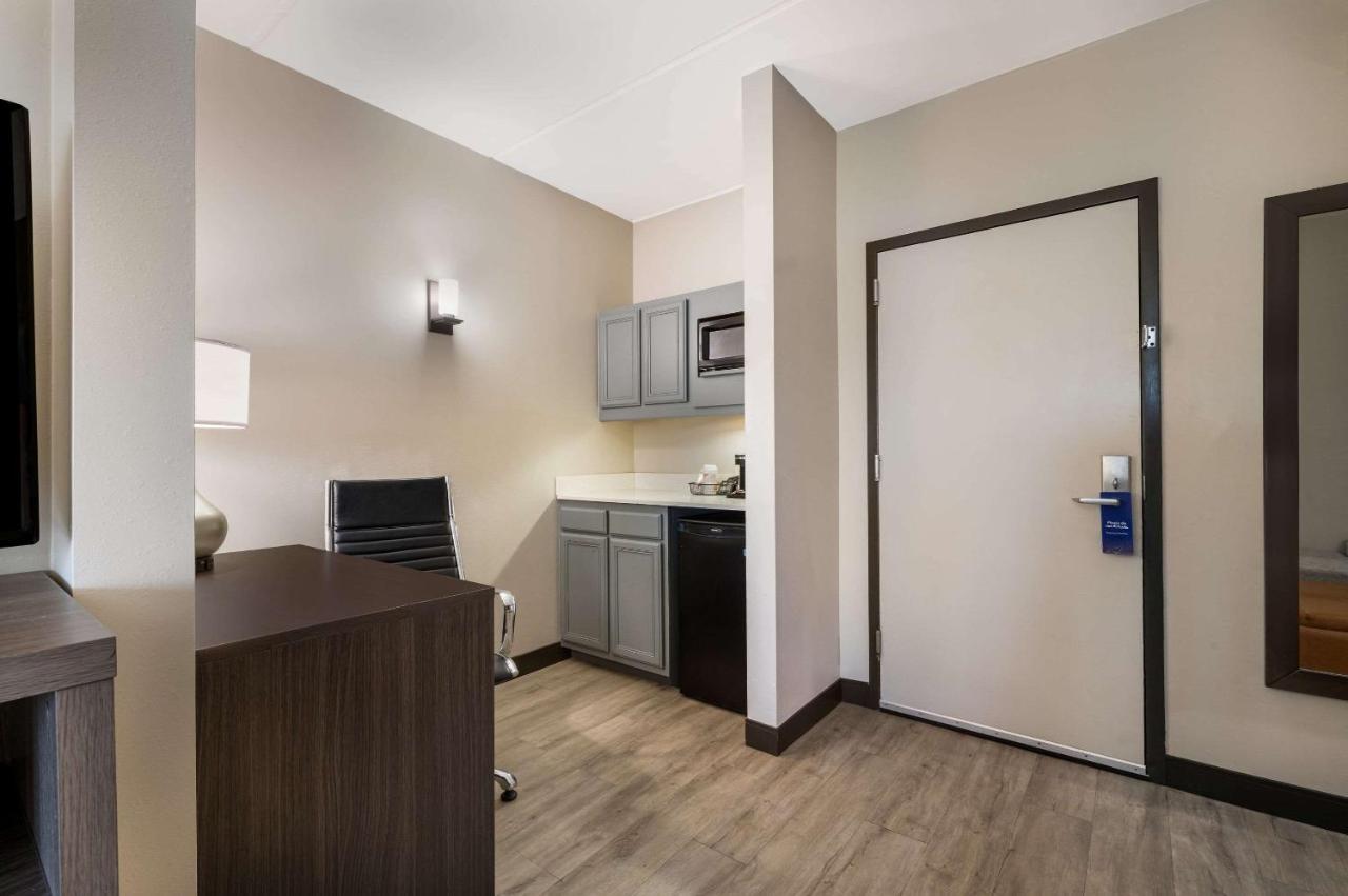 King Suite with Accessible Tub - Accessible/Non-Smoking at Comfort Suites Northlake