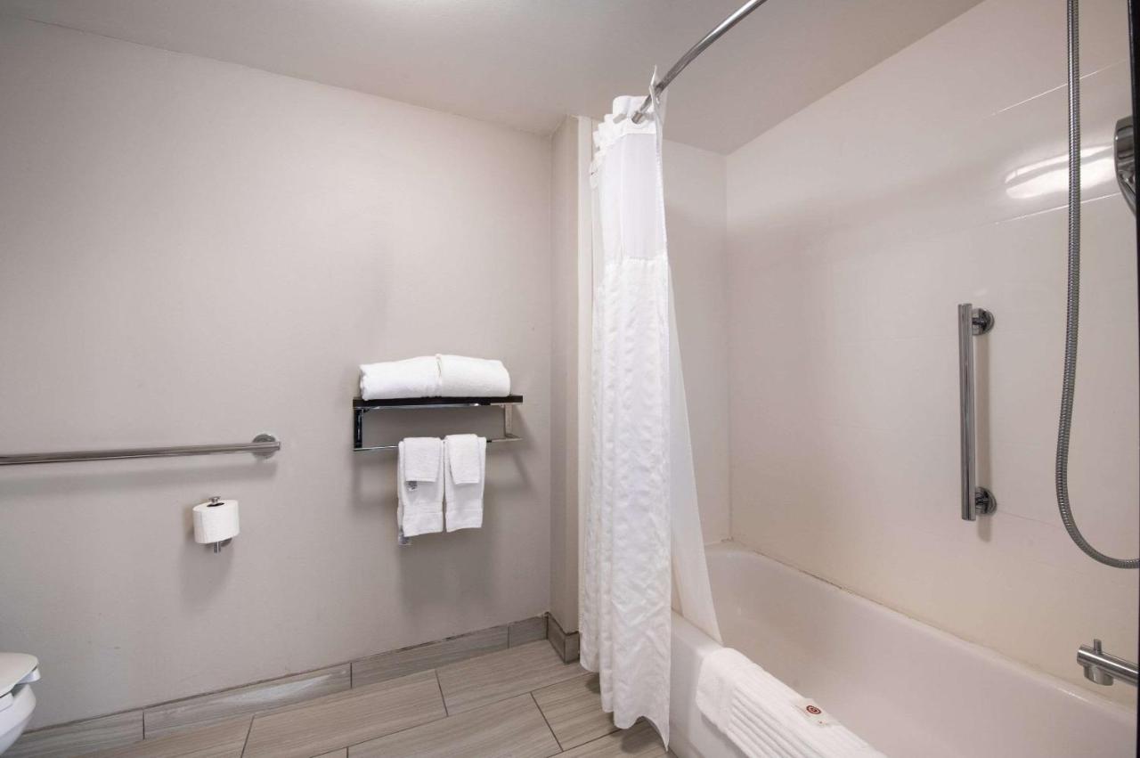 King Suite with Accessible Tub - Accessible/Non-Smoking at Comfort Suites Northlake
