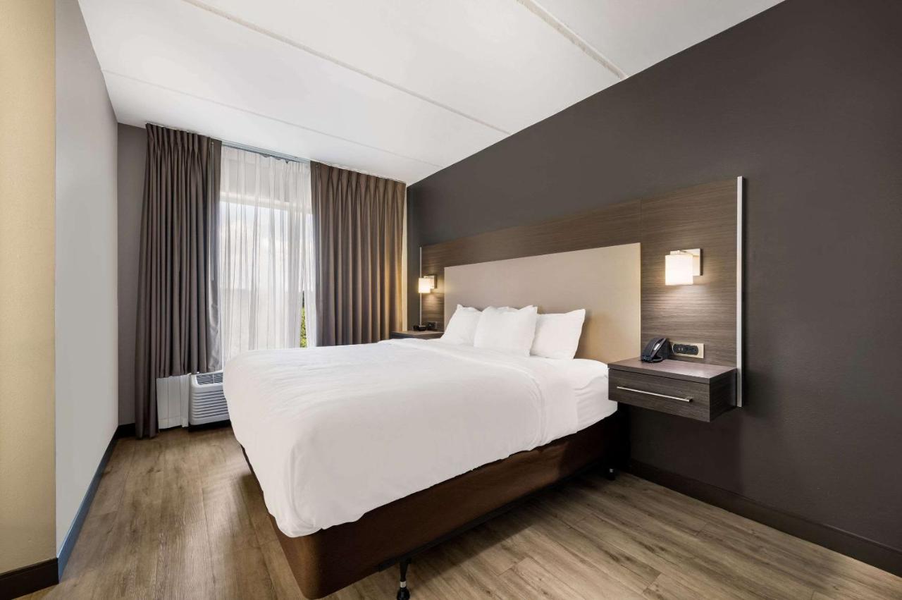 King Suite with Accessible Tub - Accessible/Non-Smoking at Comfort Suites Northlake