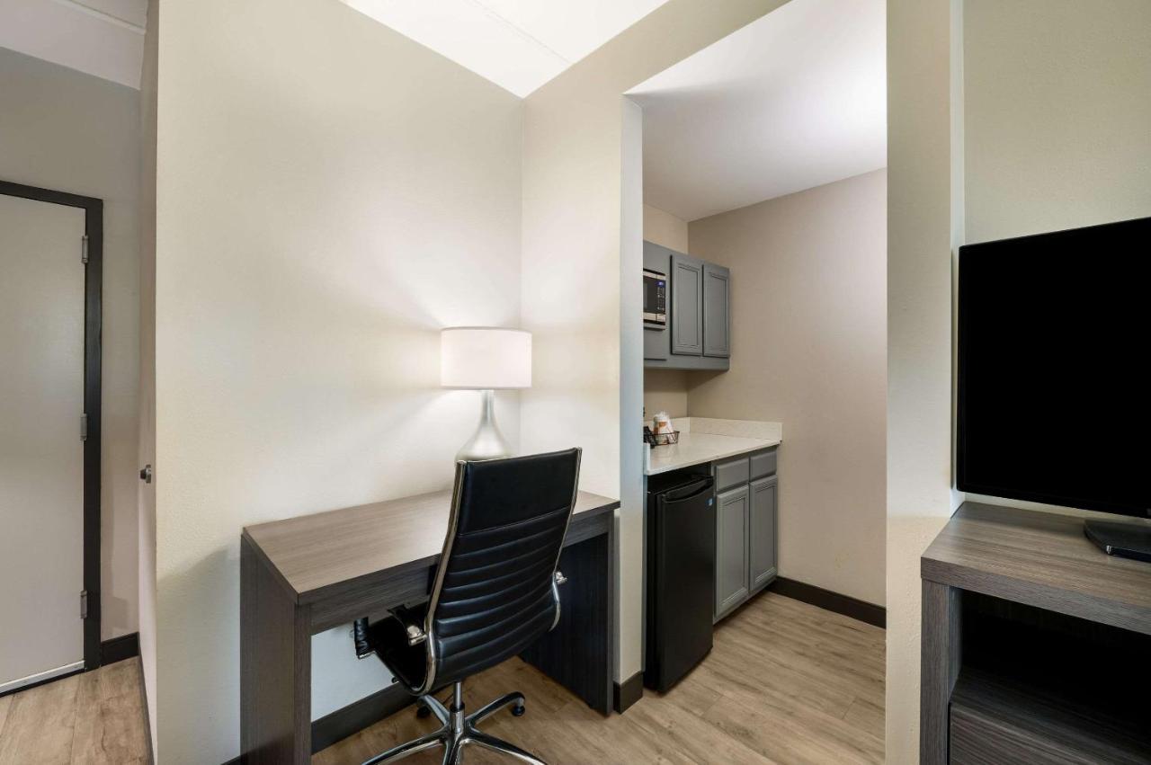 King Suite with Accessible Tub - Accessible/Non-Smoking at Comfort Suites Northlake