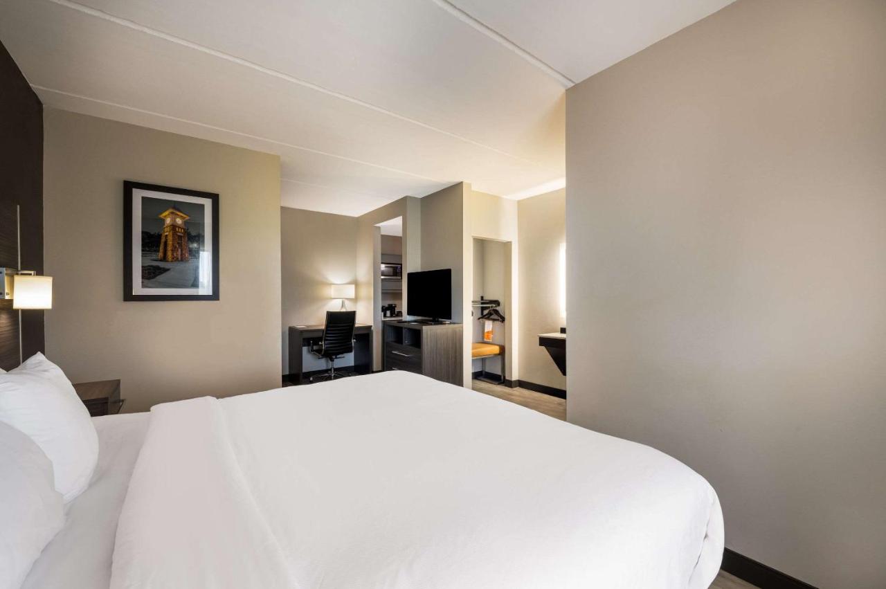 King Suite with Accessible Tub - Accessible/Non-Smoking at Comfort Suites Northlake